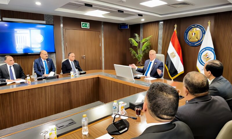 وزير البترول يبحث تفعيل آلية جديدة للتعاقب الوظيفي لتوسيع قاعدة اختيار القيادات