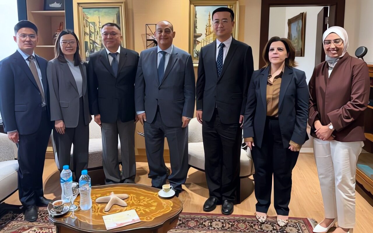 مصر والصين تبحثان توسيع التعاون في بناء القدرات والتدريب