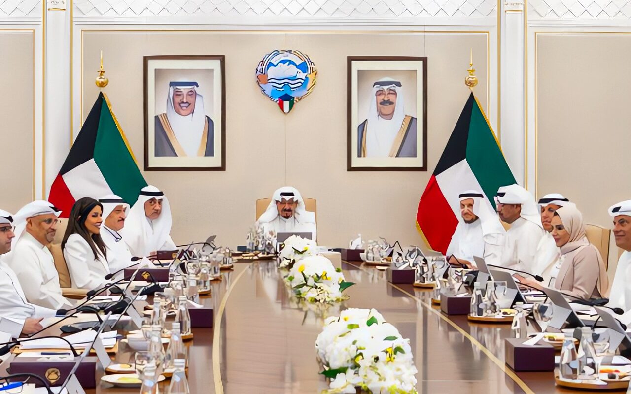 مجلس الوزراء الكويتي يدين استمرار الاعتداءات الإرهابية للحوثي على السعودية