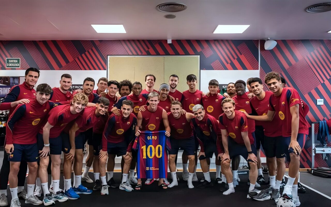 لاعبو برشلونة يحتفلون مع زميلهم أولمو بالمشاركة رقم 100 مع برشلونة (فيديو)