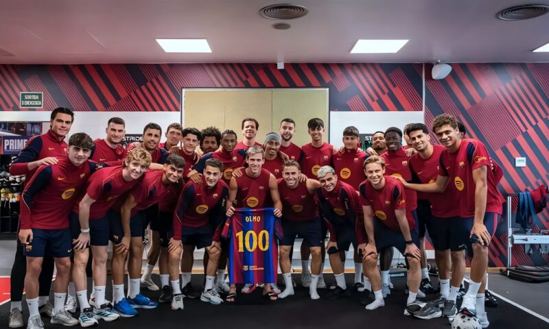 لاعبو برشلونة يحتفلون مع زميلهم أولمو بالمشاركة رقم 100 مع برشلونة (فيديو)