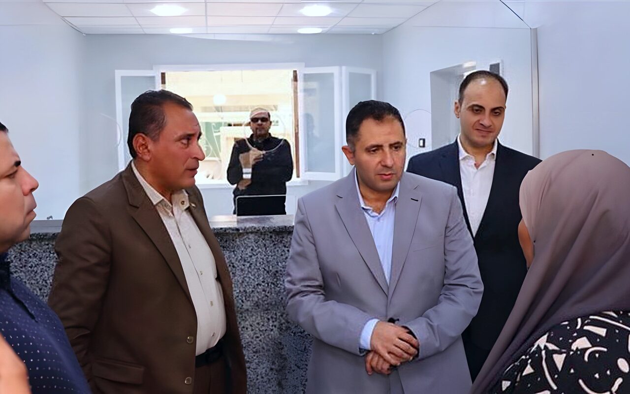 محافظ دمياط يفاجئ قرى كفر البطيخ ويصدر قرارات عاجلة للتيسير على المواطنين