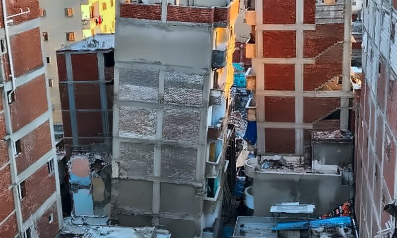بعد زيادة الميل وهبوط التربة.. إخلاء عقار وعقارات مجاورة بشارع المأزني غرب الإسكندرية