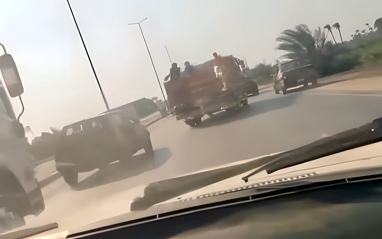استعراض متهور على الدائري بالفيوم ومطالب بضبط سائق نصف نقل عرض حياة المواطنين للخطر| شاهد