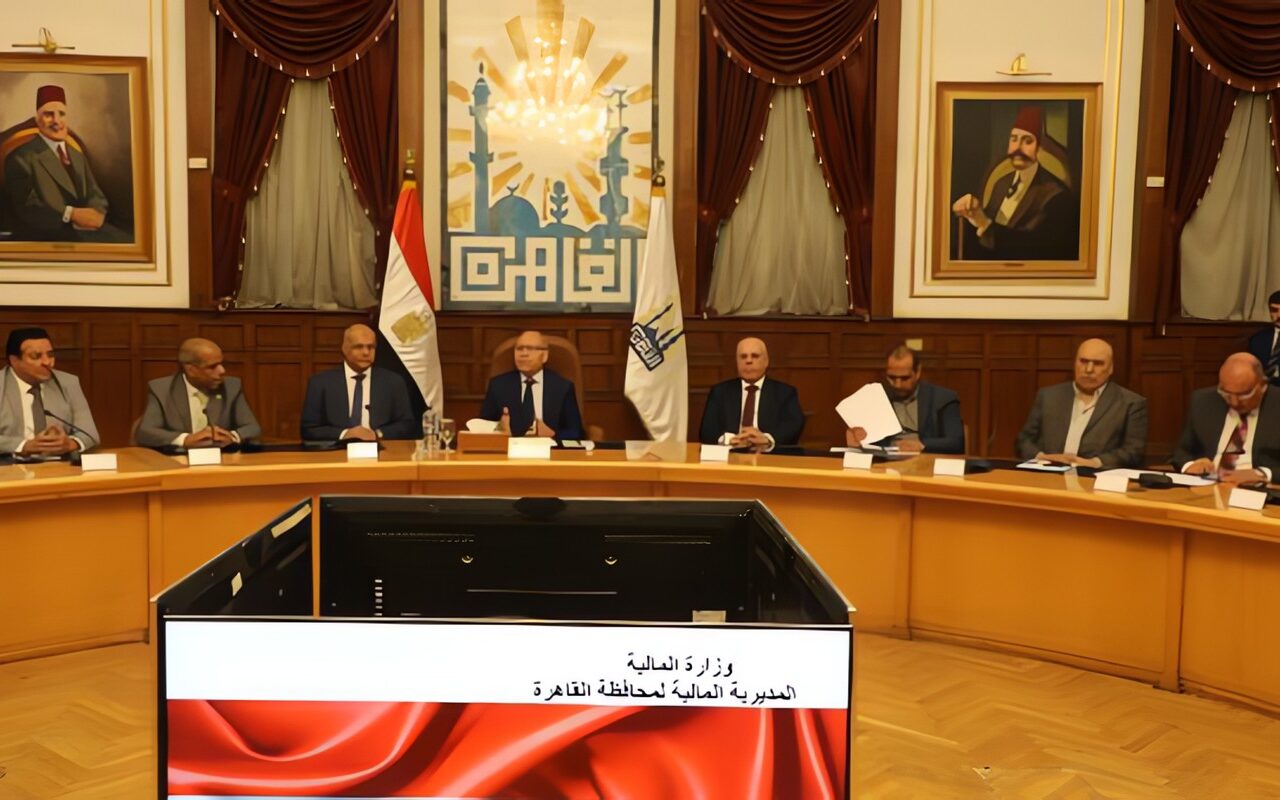 محافظ القاهرة يشدد على تطبيق الحوكمة والتحول الرقمي لضبط الأداء المالي