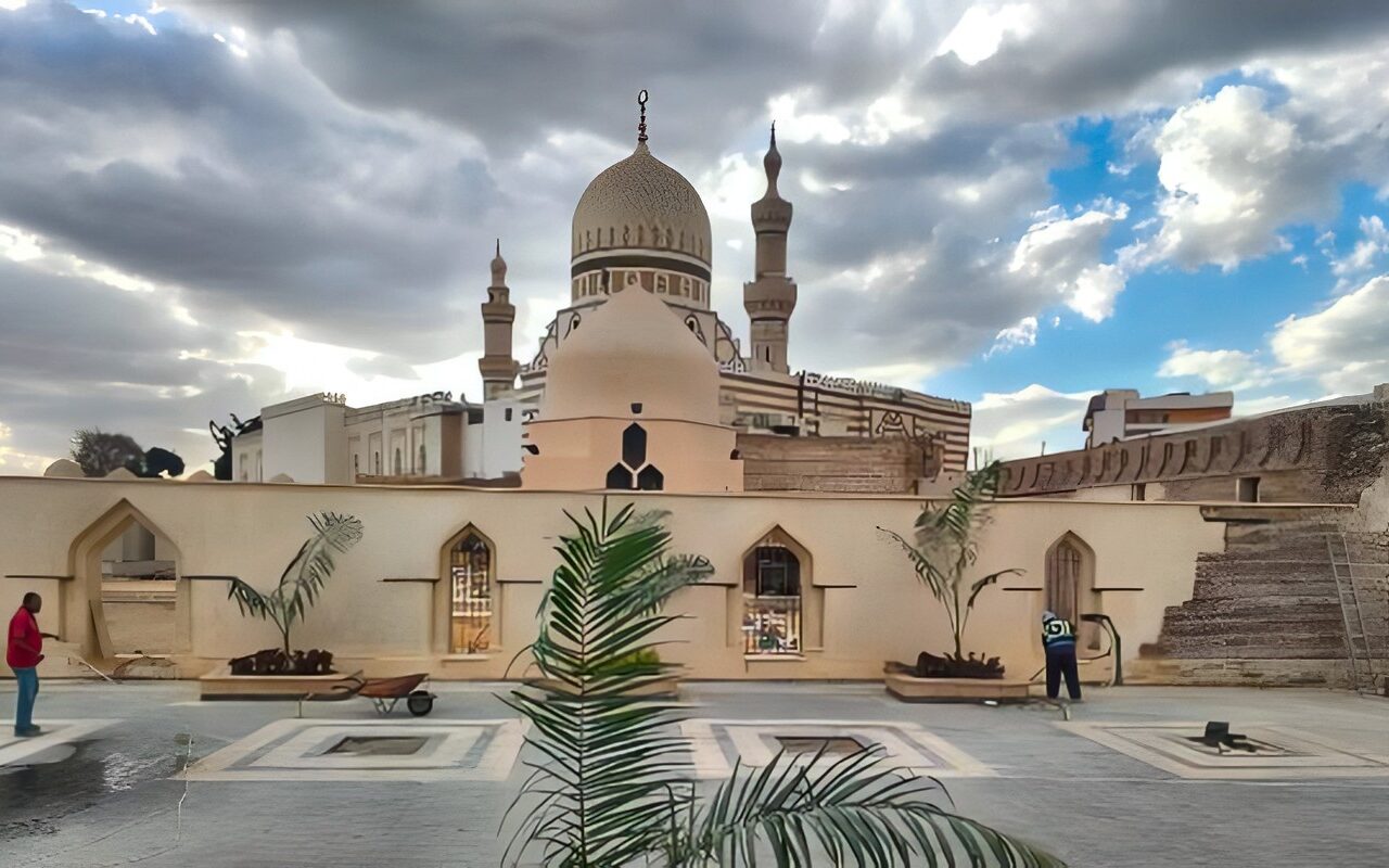 القاهرة تقترب من إتمام ترميم مقابر الخلفاء العباسيين خلف مسجد السيدة نفيسة