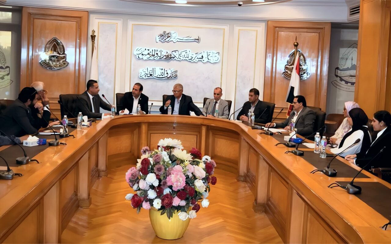 غرفة القاهرة تبحث مع «وزارة العمل» و«التأمينات الاجتماعية» تسهيل الإجراءات أمام شركات حماية البيئة