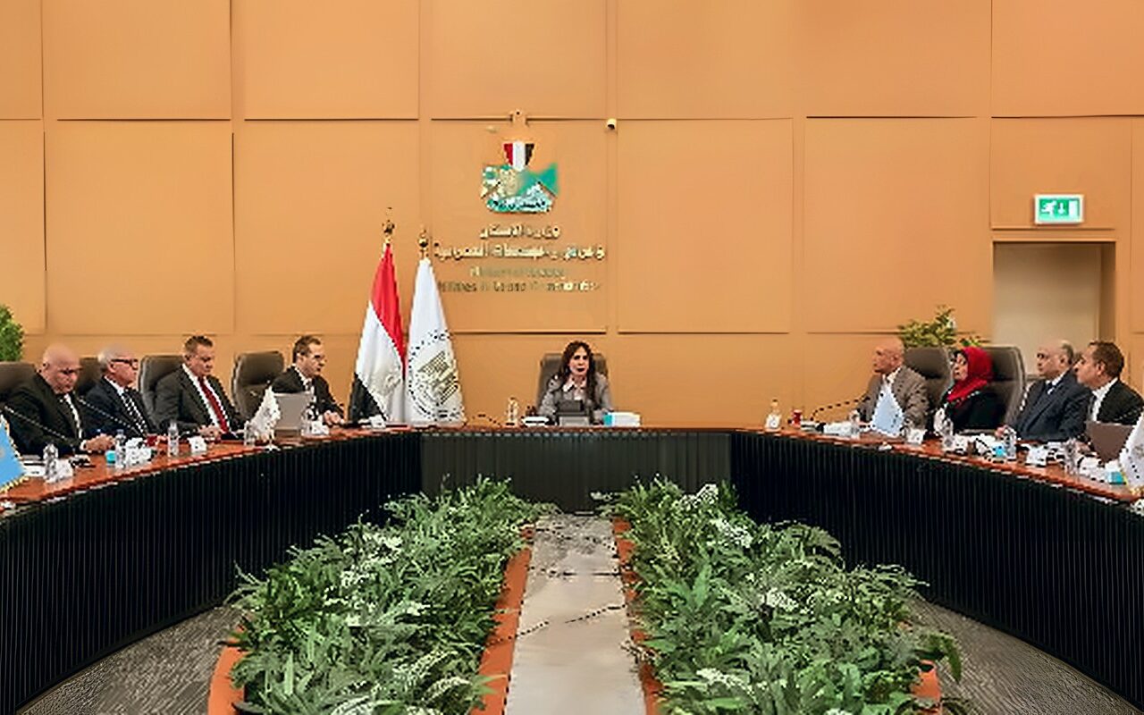 وزيرة الإسكان تتابع مستجدات ملف تقنين الأراضي في المدن الجديدة