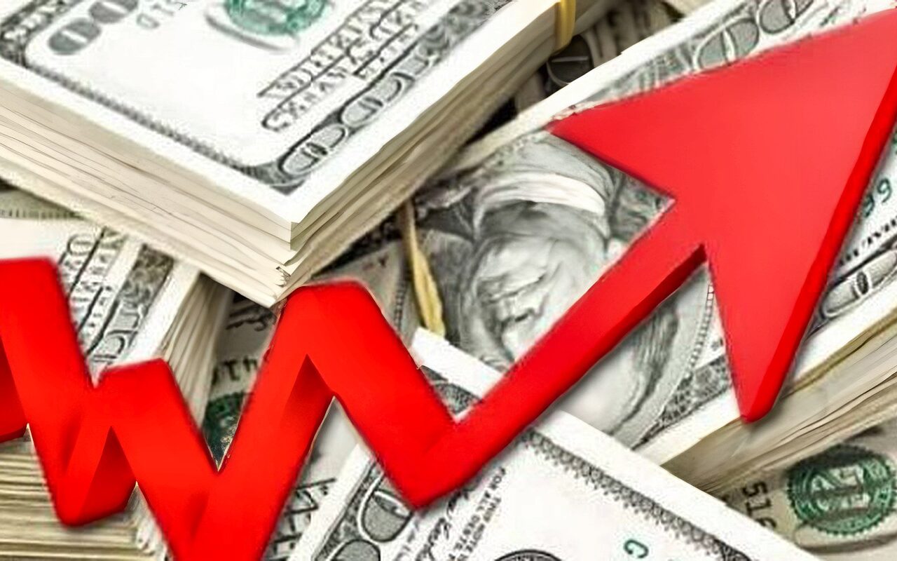 صعود جماعي.. أسعار الدولار تعاود الارتفاع مجددا بمنتصف تعاملات اليوم الأحد