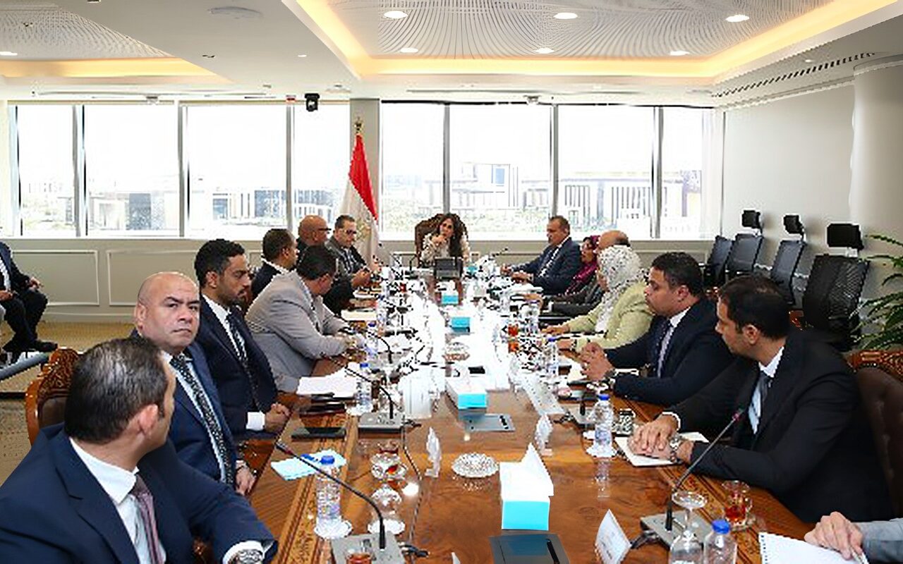 وزيرة الإسكان تبحث تعظيم الاستفادة من الأصول العقارية لهيئة المجتمعات العمرانية