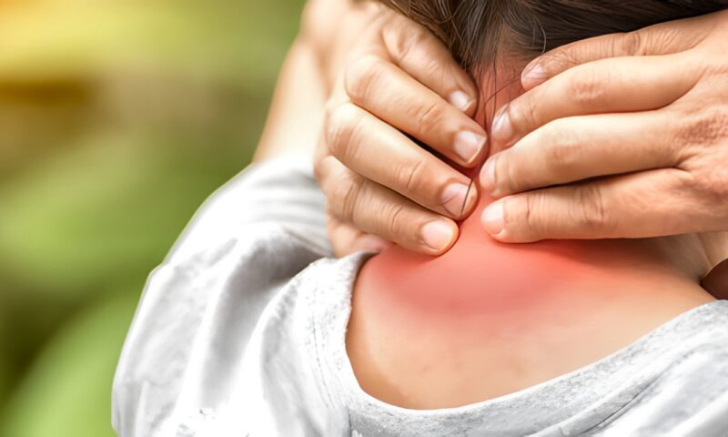 تيبس الرقبة وآلامها.. طرق منزلية تساعد على تخفيف الألم واستعادة الحركة