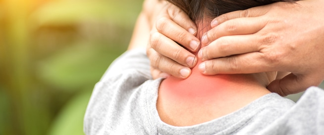 تيبس الرقبة وآلامها.. طرق منزلية تساعد على تخفيف الألم واستعادة الحركة