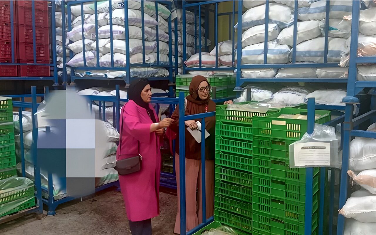 بدون بيانات ومجهولة المصدر، تموين الإسماعيلية يضبط طن شرائح فاكهة ولب داخل ثلاجة كبرى