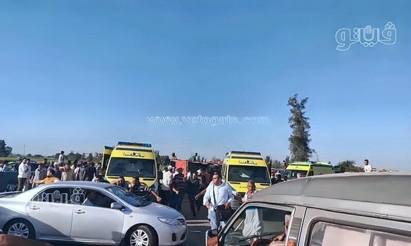 مصرع شخص وإصابة 13 في تصادم “ميكروباص” وردية عمال ” بـ”تريلا” بطريق رأس غارب الزعفرانة
