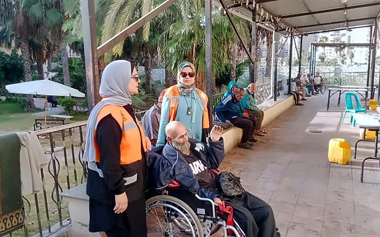 بعد أن افترش الشارع.. «التدخل السريع» ينقذ مسنًا ويوفر له دار رعاية