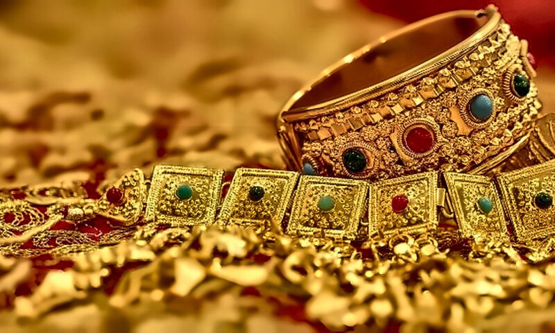 تراجع الدولار وعطلة البورصة العالمية يدعمان استقرار الذهب في مصر