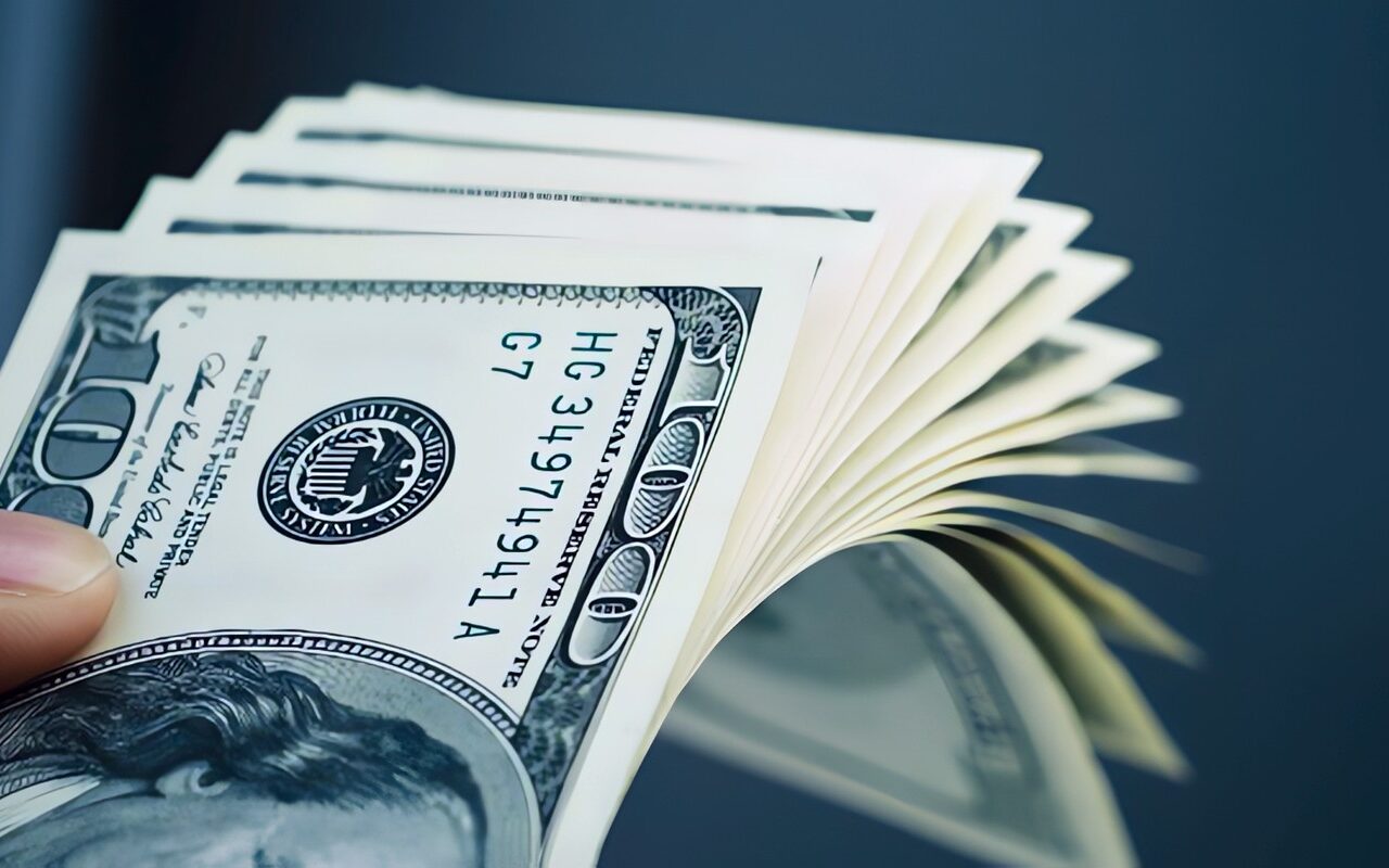 دون الـ 56 .. هبوط أسعار الدولار مقابل الجنيه بختام تعاملات اليوم