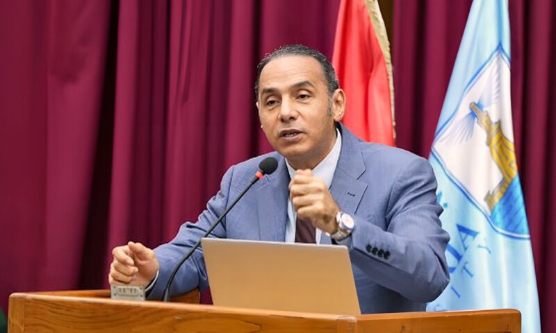 رئيس “الرقابة المالية” يحاضر أعضاء هيئة التدريس والطلاب بجامعة الإسكندرية