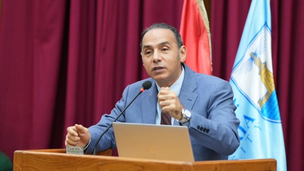 رئيس “الرقابة المالية” يحاضر أعضاء هيئة التدريس والطلاب بجامعة الإسكندرية