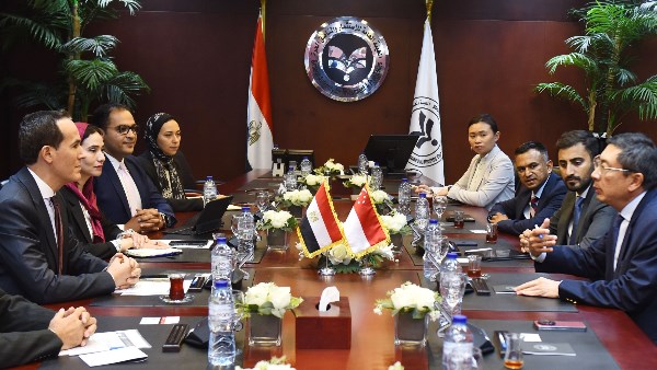 هيئة الاستثمار تبحث مع شركة سنغافورية فرص التوسع في السوق المصرية