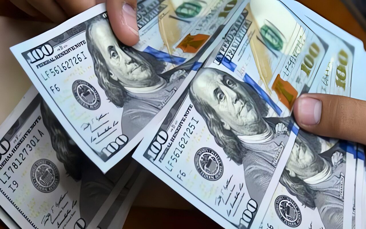سعر الدولار اليوم الاثنين.. يواصل الصعود فوق 55 جنيها في أغلب البنوك