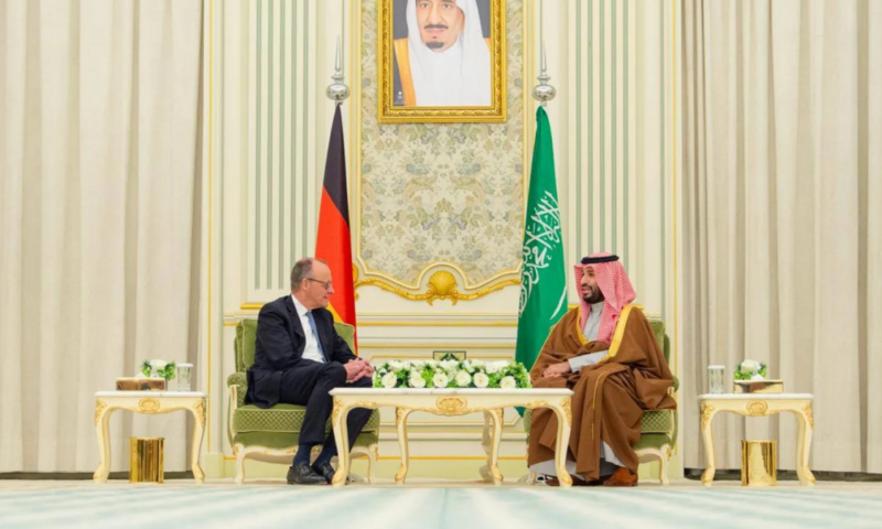 المستشار الألماني ميرتس يجري اتصالاً بولي العهد السعودي مديناً هجمات الحوثيين
