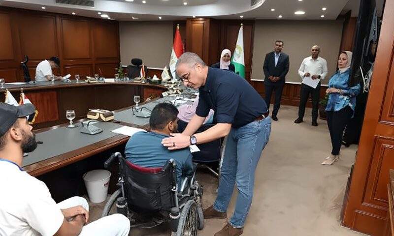 محافظ الجيزة يسلم 12 عقد عمل لذوي الهمم بالتعاون مع مديرية العمل