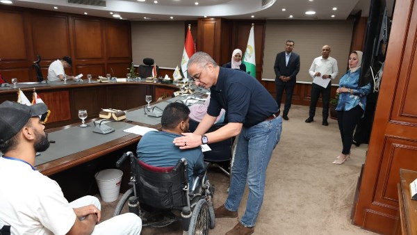 محافظ الجيزة يسلم 12 عقد عمل لذوي الهمم بالتعاون مع مديرية العمل