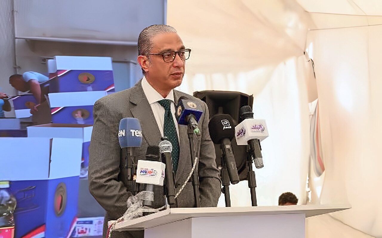 محافظ الجيزة يشهد إطلاق قافلة لتوزيع السلع الغذائية على الأسر الأولى بالرعاية بمناسبة انتصارات أكتوبر