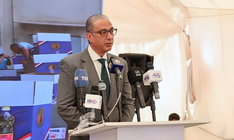 محافظ الجيزة يشهد إطلاق قافلة لتوزيع السلع الغذائية على الأسر الأولى بالرعاية بمناسبة انتصارات أكتوبر