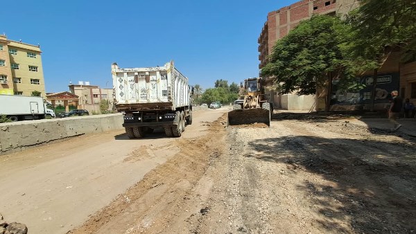 الجيزة.. بدء أعمال تطوير وتوسعة ورصف طريق المنصورية حتى الشبرامنتية بأبو النمرس