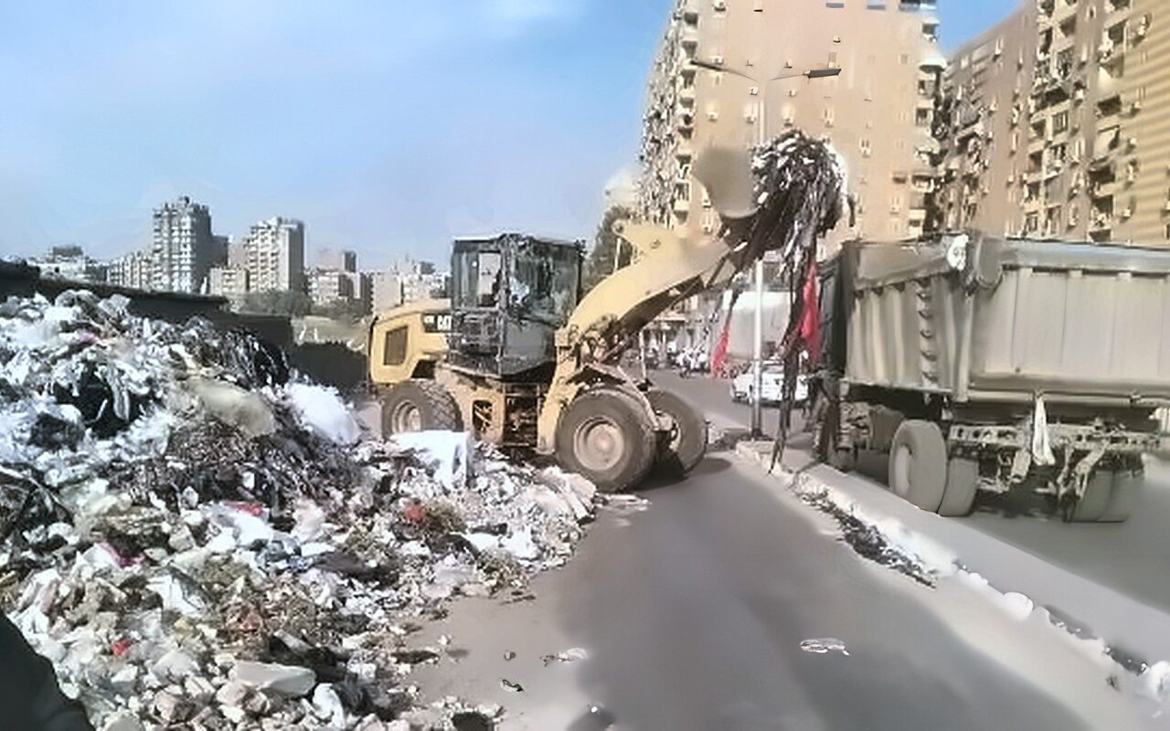رفع 1100 طن مخلفات الرتش بشارع التأمينات وخلف موقف البوهي والسكة الحديد بإمبابة