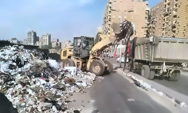 رفع 1100 طن مخلفات الرتش بشارع التأمينات وخلف موقف البوهي والسكة الحديد بإمبابة