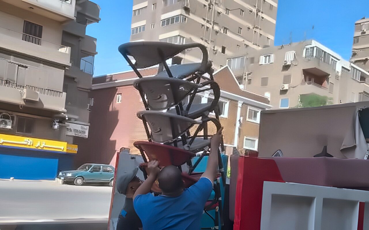 رفع الإشغالات المخالفة وإزالة التعديات بشوارع العجوزة خلال حملات مكبرة