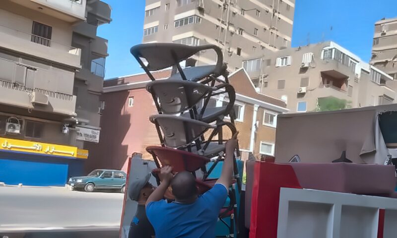 رفع الإشغالات المخالفة وإزالة التعديات بشوارع العجوزة خلال حملات مكبرة