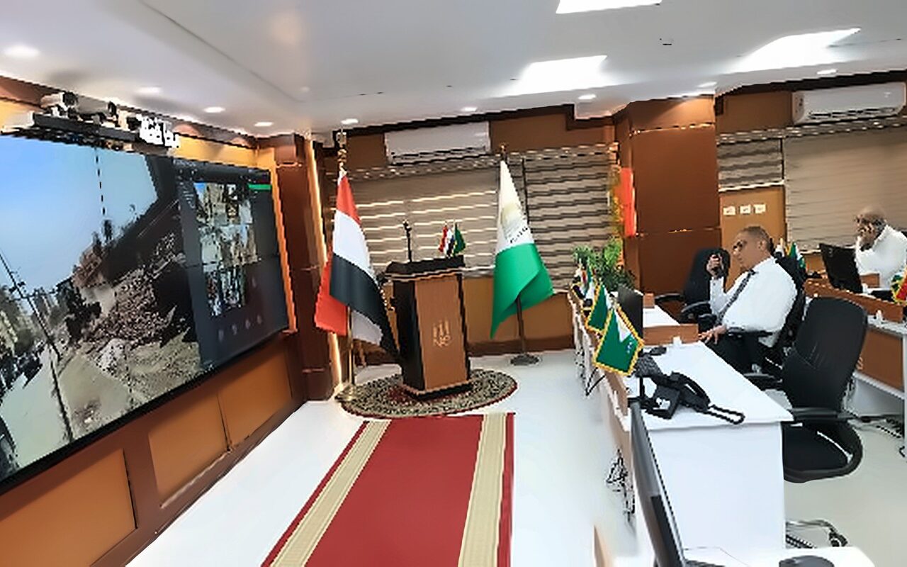 محافظ الجيزة يتابع جهود تحسين مستوى الخدمات من داخل مركز السيطرة