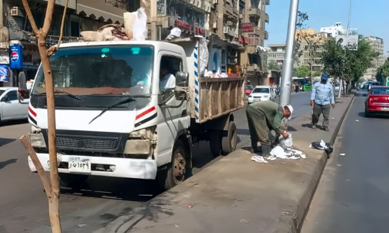 محافظ الجيزة يوجّه برفع نقاط تجمع القمامة بشارعي ترعة زنين ومصرف ناهيا والقضاء على الفرز العشوائي للمخلفات.. صور