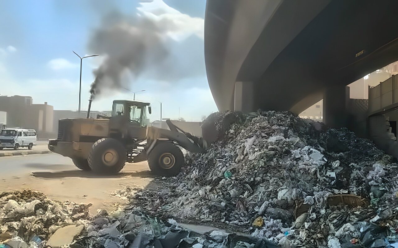 رفع 1500 طن مخلفات من أسفل دائري المنيب بالجيزة.. صور