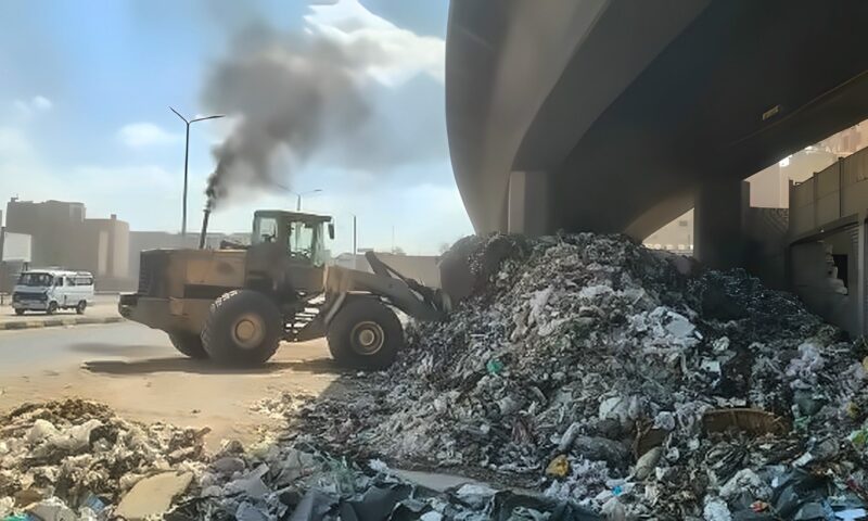 رفع 1500 طن مخلفات من أسفل دائري المنيب بالجيزة.. صور