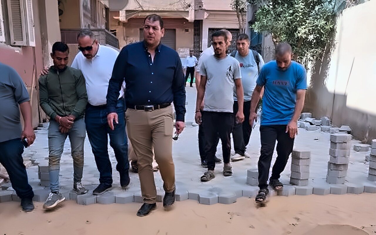رئيس مدينة أوسيم يتابع تنفيذ الخطة الاستثمارية لتركيب الإنترلوك بشوارع شنبارى والكوم الأحمر