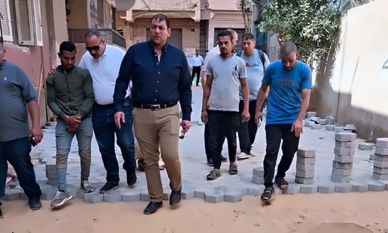 رئيس مدينة أوسيم يتابع تنفيذ الخطة الاستثمارية لتركيب الإنترلوك بشوارع شنبارى والكوم الأحمر
