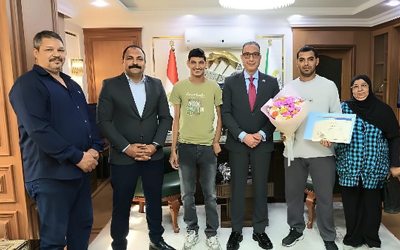 محافظ الجيزة يكرم مواطنًا أنقذ طفلًا عقب سقوطه من الطابق الثالث