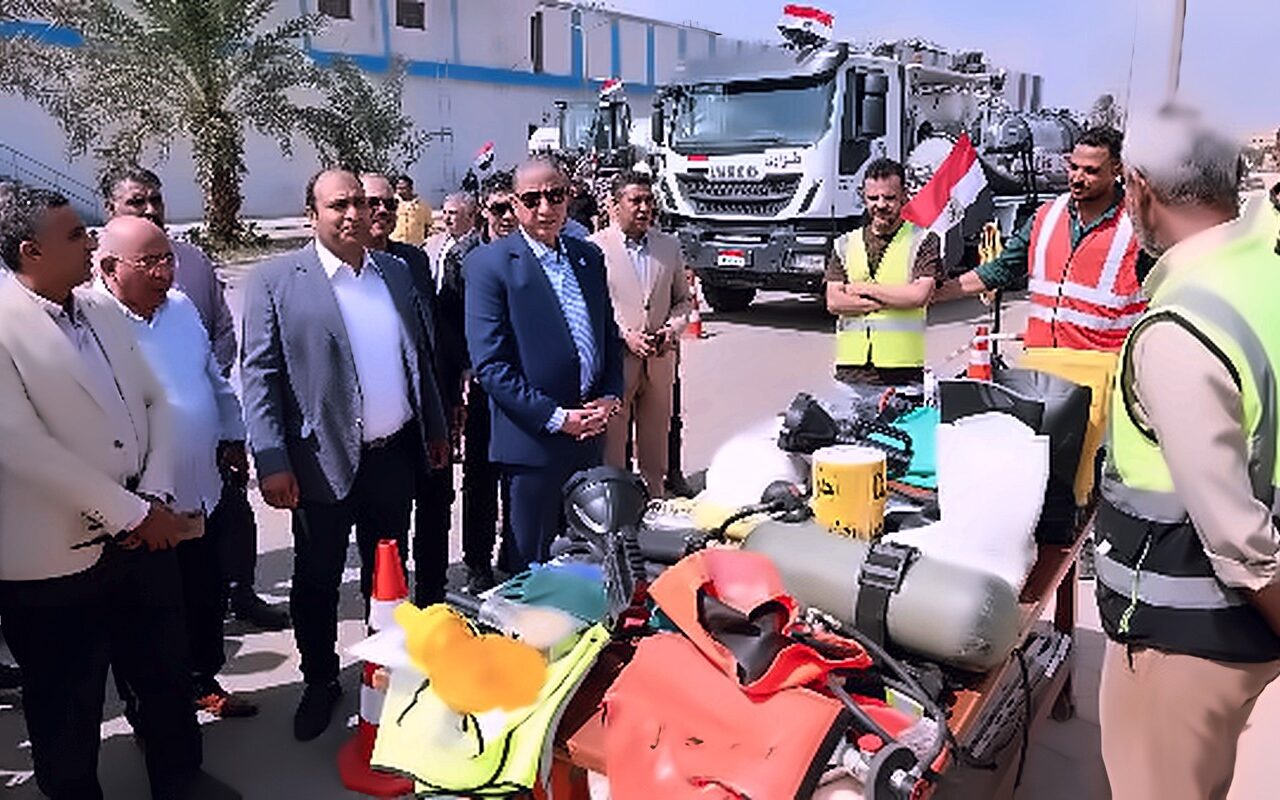 محافظ الجيزة يتفقد اصطفاف معدات شركة مياه الشرب والصرف الصحي استعدادًا لموسم الشتاء