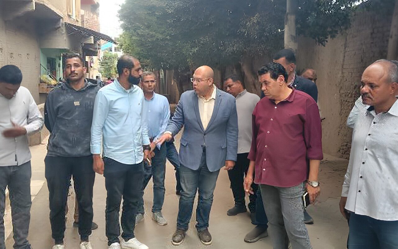 نائب محافظ الجيزة يتابع ميدانيًا مشروعات الصرف الصحي  بقرى منشأة القناطر