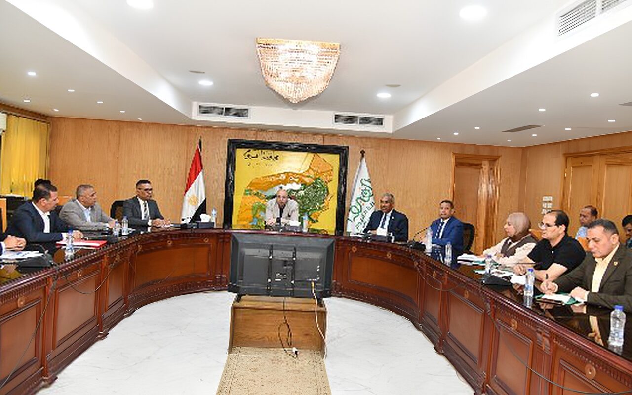 محافظ الفيوم يوجه بحصر جميع أراضي أملاك الدولة وتسريع إجراءات التقنين