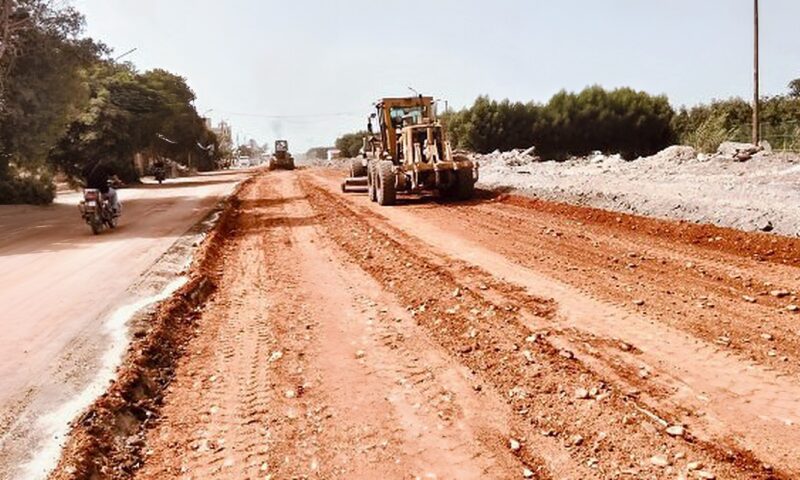 محافظ الجيزة يتابع معدلات تنفيذ أعمال تقوية ورصف طريق برطس المنصورية الغربي