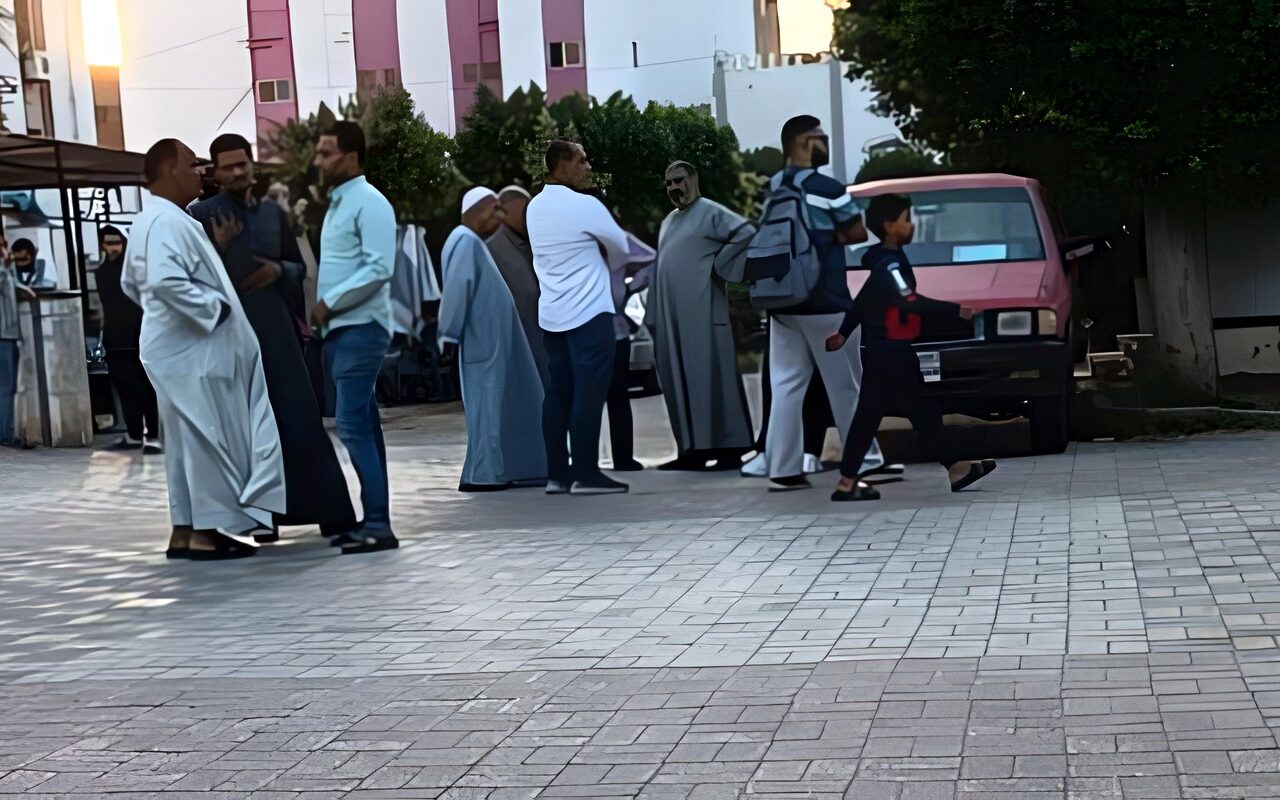أهالي ضحايا حادث فرم أتوبيس لتريلا أسيوط الغربي ينتظرون استلام جثامين ذويهم بمستشفى سنورس