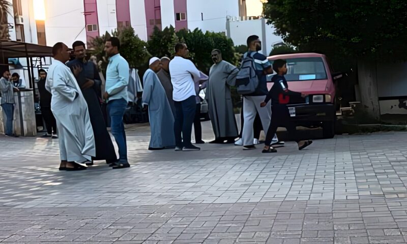 أهالي ضحايا حادث فرم أتوبيس لتريلا أسيوط الغربي ينتظرون استلام جثامين ذويهم بمستشفى سنورس