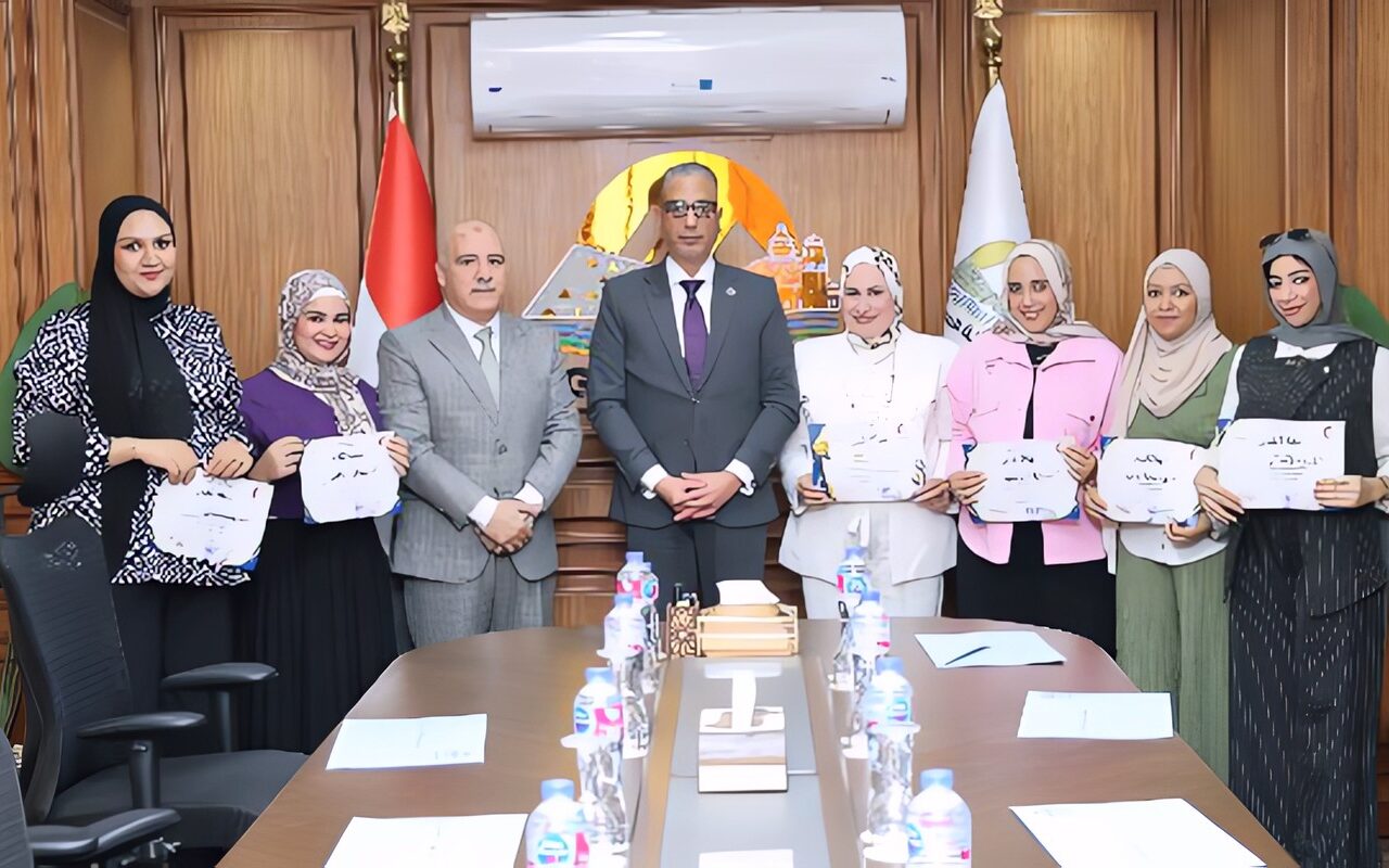 محافظ الجيزة يكرم فريق تمريض مستشفى الحوامدية العام لأمانتهن في الحفاظ على مبلغ مالي ومتعلقات مريض