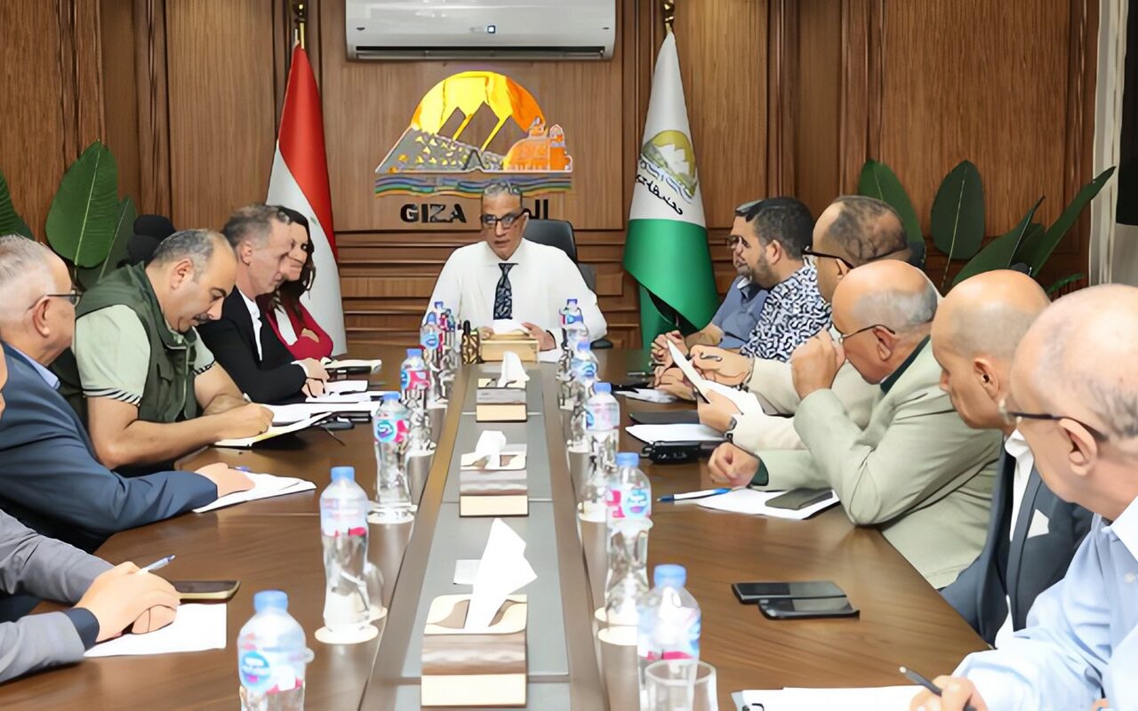 محافظ الجيزة يبحث إنهاء أعمال المرافق المتعارضة مع مشروعات الرصف بحدائق الأهرام